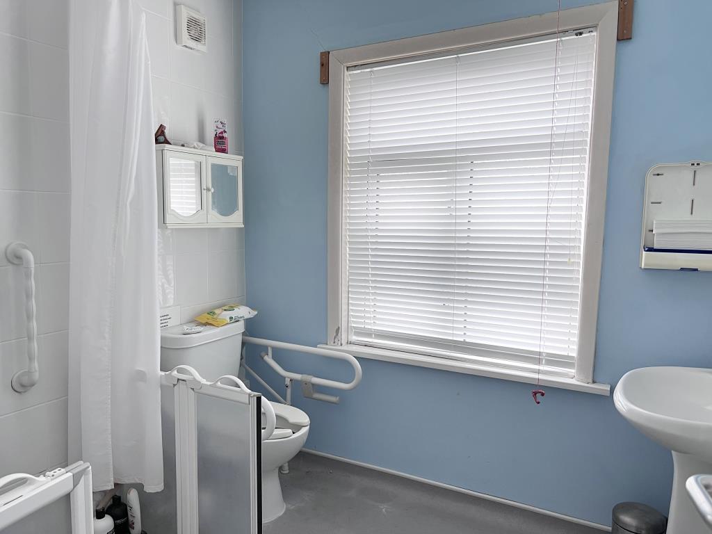 Lot: 75 - SEMI-DETACHED HOUSE WITH POTENTIAL - Bathroom on the first floor